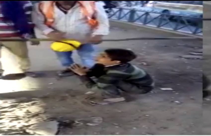 जयपुर में खुले में शौच करने पर लड़के की पिटाई करती नगर निगम की टीम