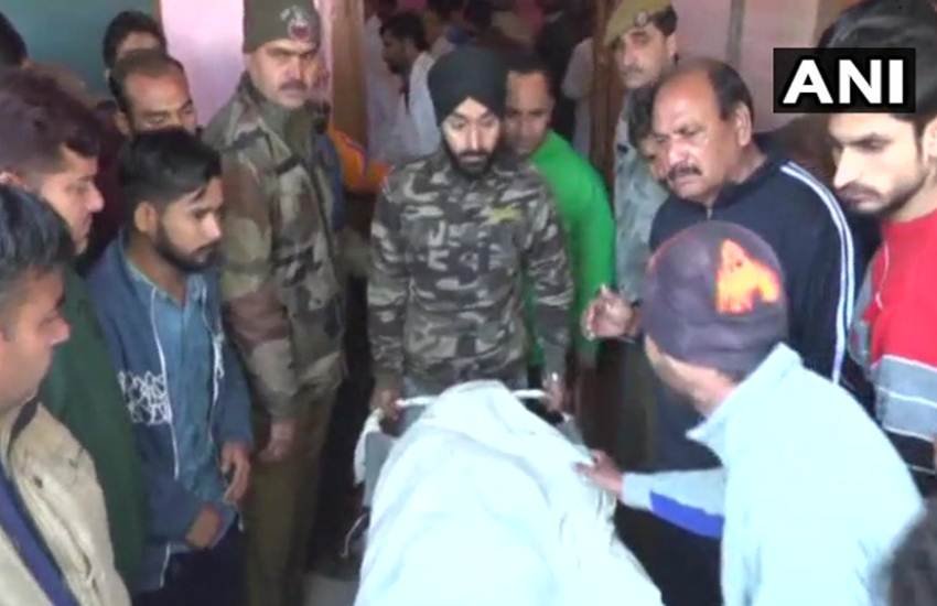 पाकिस्तान लगातार उस पार से गोलीबारी कर रहा है लेकिन भारतीय जवान भी उसे मुंहतोड़ जवाब दे रहे हैं।