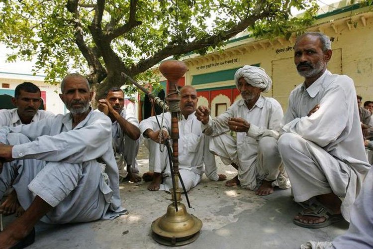 (खाप पंचायत) (खाप पंचायत)