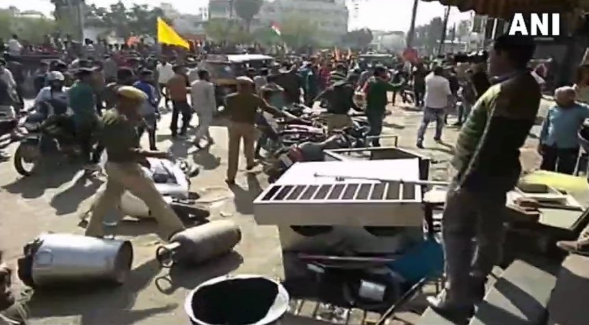 उदयपुर में विरोध प्रदर्शन के बाद सड़क पर की गई हिंसा।