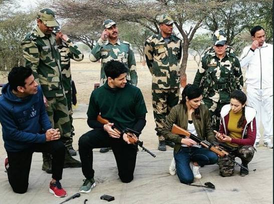 जवानों से हथियार की जानकारी लेते चारो लीड एक्टर।