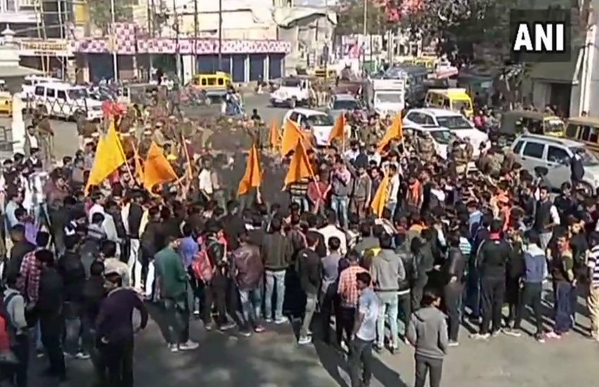 उदयपुर में सड़क पर उतर विरोध करते करणी सेना के लोग।