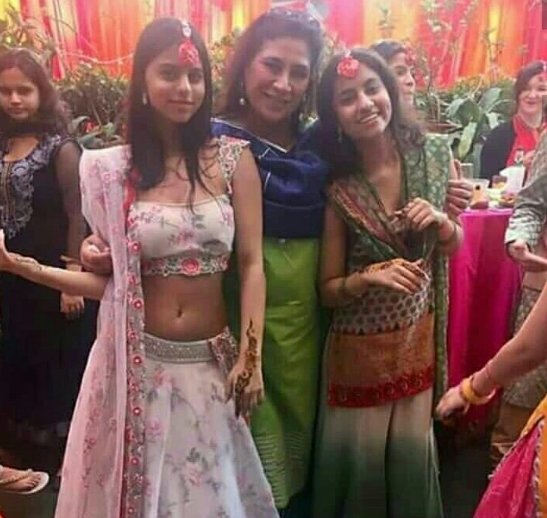मीडिया रिपोर्ट्स के अनुसार शादी में पहने गए सुहाना के लहंगे की कीमत करीब 3 लाख रुपए है।