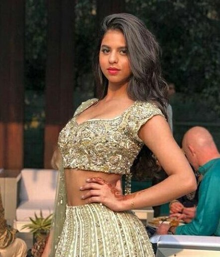 शाहरुख खान और गौरी खान की बेटी सुहाना एक शादी में शामिल होने के लिए हाल ही में दिल्ली पहुंची। शादी के फंक्शन में बेहद खूबसूरत और बड़ी नजर आ रही सुहाना की तस्वीरें सोशल मीडिया पर वायरल हो रही हैं। हर क्लिक में सुहाना बेहद सलीके और ग्रेस के साथ पोज देती दिख रही हैं। सुहाना को देखकर लगता है जल्द ही वो भी किसी फिल्म में बतौर हीरोइन नजर आ सकती है। शादी में पहना गए सुहाना का लहेंगे भी इन दिनों मीडिया में सुर्खिया बना रहा है। (सभी पिक्चर्स - सोशल मीडिया)