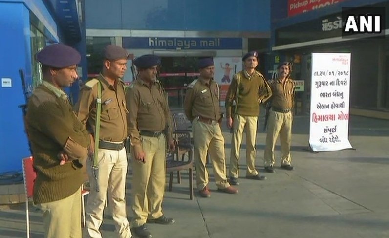 गुजरात में सिनेमा हॉल के बाहर पहरा देते पुलिस के जवान।