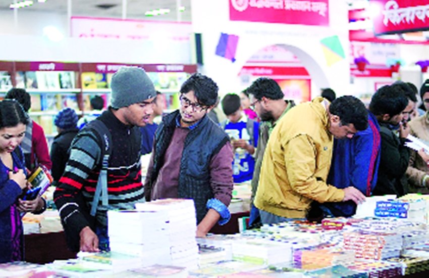 दिल्ली पुस्तक मेला का दृश्य।
