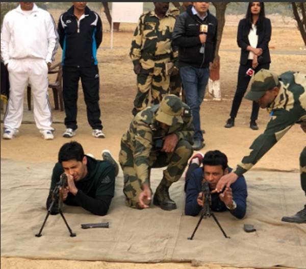 मनोज वाजपेयी और सिुद्धार्थ मल्होत्रा लेटकर निशाना लगाते हुए।