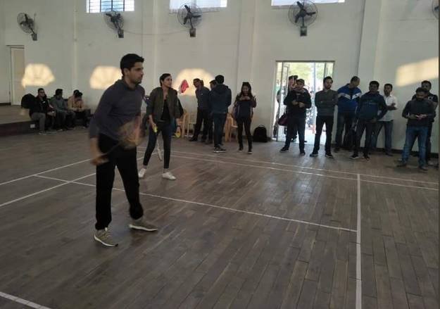 इसके अलावा सिद्धार्थ ने बैडमिंटन कोर्ट में भी अपना हुनर दिखाया।