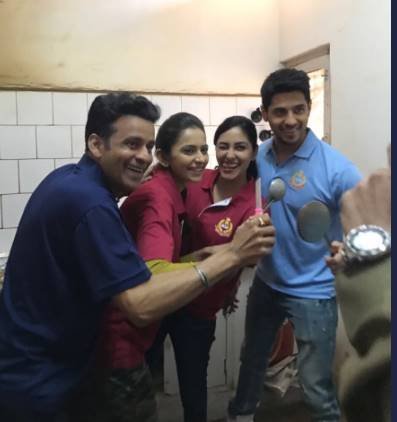 खाने बनाने के बाद पिक्चर के लिए पोज देते मनोज और सिद्धार्थ साथ में हैं पूजा और राकुल।