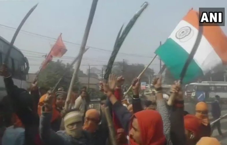 बिहार के मुजफ्फरपुर में तलवारों के साथ प्रदर्शन करते प्रदर्शनकारी।