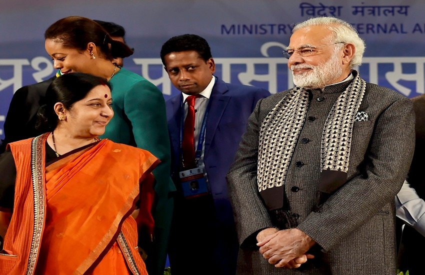 नई दिल्ली में आयोजित पहले प्रवासी सांसद सम्मेलन में मौजूद पीएम नरेंद्र मोदी और विदेश मंत्री सुषमा स्वराज। (फोटो-PTI)