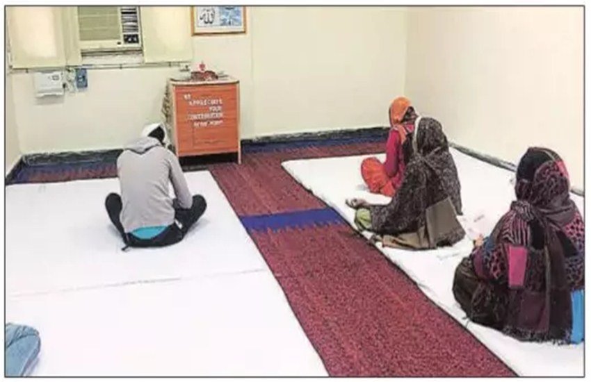 चंडीगढ़ के जीएमसीएच के इस कमरे में हर धर्म के लोग एक साथ अपने परिजनों के लिए सलामती की दुआ मांगते हैं। (फोटो सोर्स: इंडियन एक्‍सप्रेस)