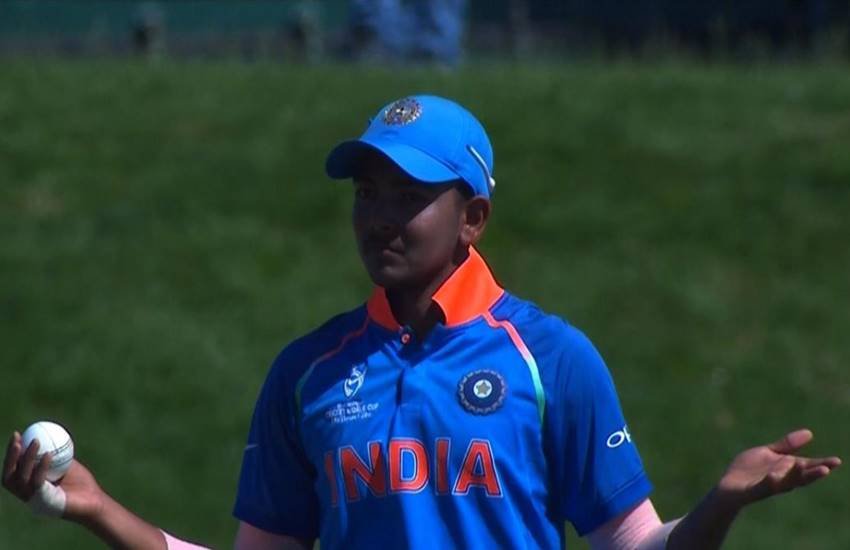 ICC Under 19 World Cup, Prithvi Shaw asked the umpire to refer upstairs after a low catch, India vs Pakistan, Under 19 World Cup, World Cup, Under 19 World Cup 2018, Prithvi Shaw, Prithvi Shaw catch, Prithvi Shaw video, India, Pakistan, ICC,