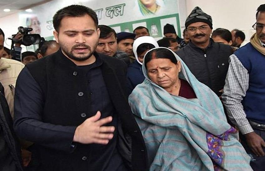 लालू यादव पर फैसला आने के बाद राबड़ी देवी पटना में प्रेस कांफ्रेंस में ही भावुक हो गई थीं। तेजस्‍वी यादव उन्‍हें वहां से वापस ले गए थे। (फोटो सोर्स: पीटीआई)