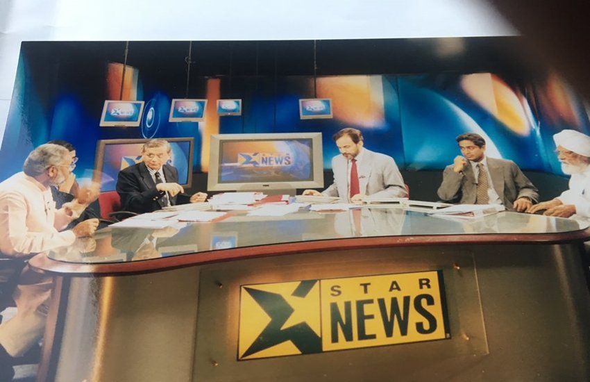 वरिष्ठ पत्रकार राजदीप सरदेसाई की टीवी बहस वाली पुरानी तस्वीर। (फोटो सोर्स - ट्विटर) वरिष्ठ पत्रकार राजदीप सरदेसाई की टीवी बहस वाली पुरानी तस्वीर। (फोटो सोर्स - ट्विटर)