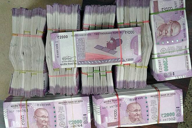 नोट छापने वाले अधिकारी के पास 90 लाख रुपये बरामद, जूतों में छिपा रखे थे नोटों की गड्डी