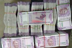 नोट छापने वाले अधिकारी के पास 90 लाख रुपये बरामद, जूतों में छिपा रखे थे नोटों की गड्डी