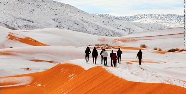 सहारा दुनिया का सबसे बड़ा रेगिस्तान है। इस समय दुनिया भर के पर्यटक ये बर्फ की चादर देखने सहारा पहुंच रहे हैं।