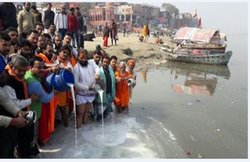 संतों ने 25 हजार लीटर दूध से किया गंगा का अभिषेक