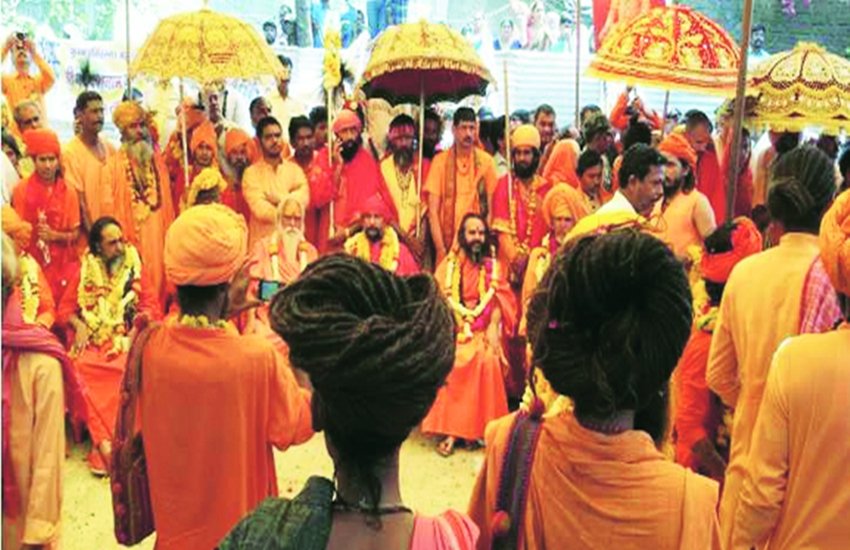 संतों के बीच वर्चस्व की लड़ाई