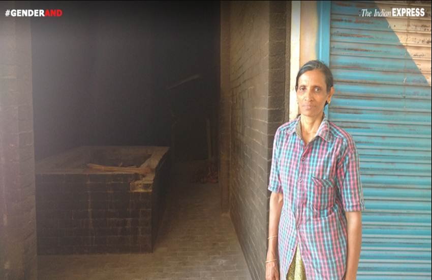 कोच्चि के कक्कानड स्थित श्मशान घाट पर दाह संस्कार महिला इंचार्ज सेलिन लोगों के बीच एक बड़ी मिसाल पेश करती हैं।