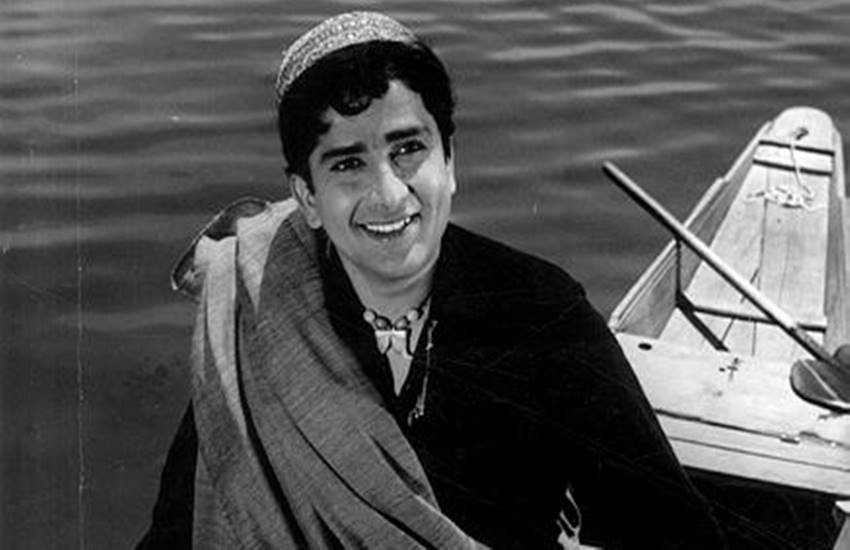 फिल्म जब जब फूल खिले के एक सीन में शशि कपूर।