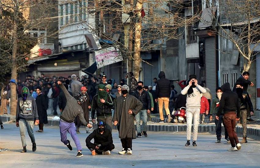 शोपियां में फायरिंग के बाद श्रीनगर में सुरक्षाबलों पर पत्‍थर बरसाते हिंसक प्रदर्शनकारी। (फोटो सोर्स: पीटीआई)