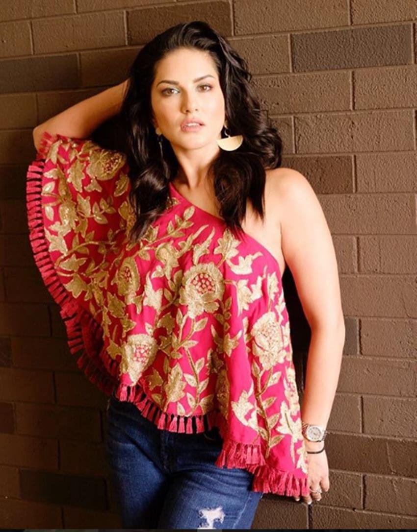 sunny leone, sunny leone madame tussauds, sunny leone wax statue, selfie sunny leone, sunny leone images, sunny leone statue, sunny leone delhi, madame tussauds delhi, sunny leone latest, sunny leone updates, sunny leone news
