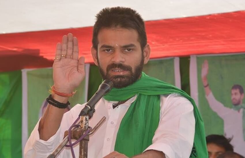 देवघर ट्रेजरी मामले में शनिवार को लालू को साढ़े 3 साल की सजा का ऐलान हुआ, जिस पर उनके बड़े बेटे की प्रतिक्रिया आई है। (फोटोः फेसबुक) 