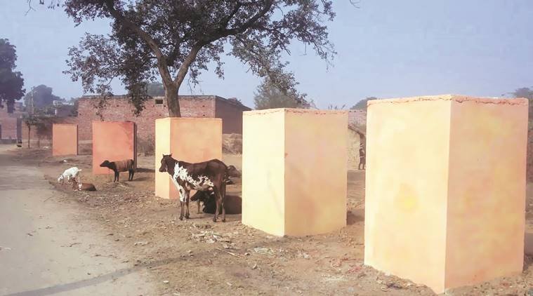 इटावा में भगवां रंग वाले शौचालय 