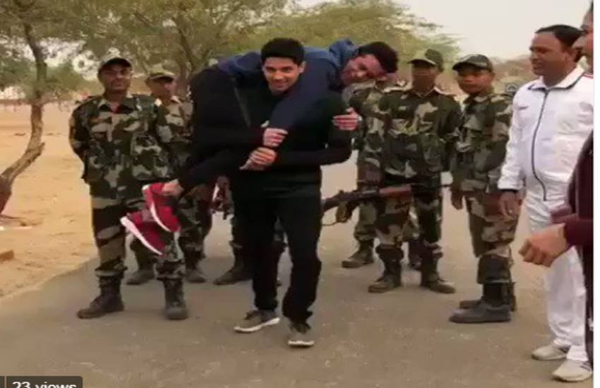 ट्रेनिंग के दौरान सिद्धार्थ ने मनोज को पीठ पर लादकर दौड़ भी लगाई।