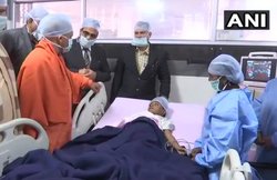 स्कूल में हमले में घायल 6 साल के बच्चे से मिले सीएम योगी आदित्यनाथ, प्रिंसिपल गिरफ्तार