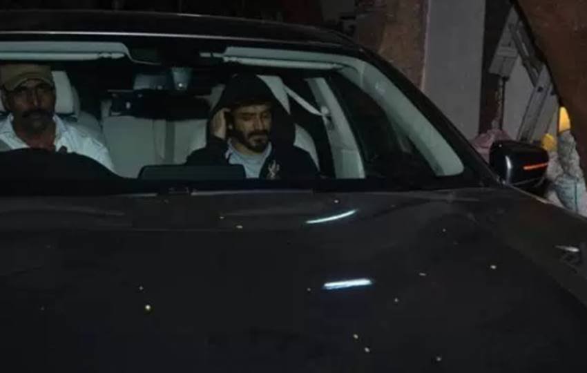 Sridevi Funeral: मुंबई पहुंचा श्रीदेवी का पार्थिव शरीर, घर पर उमड़ी बॉलीवुड की सबसे बड़ी हस्तियां