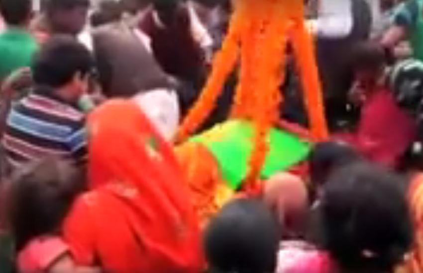 सिक्के लूटते समर्थक।