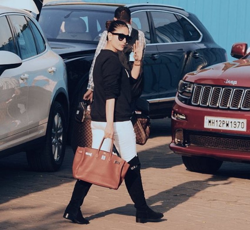 Kareena kapoor Khan, Karisma kapoor, Saif ali khan, Kareena kapoor Khan back in Mumbai, Kareena kapoor back from Goa Trip, See Pictures of Kareena kapoor Khan, bollywood news, television news, bollywood news in hindi, television news in hindi, bollywood news, television news, bollywood news in hindi, television news in hindi
