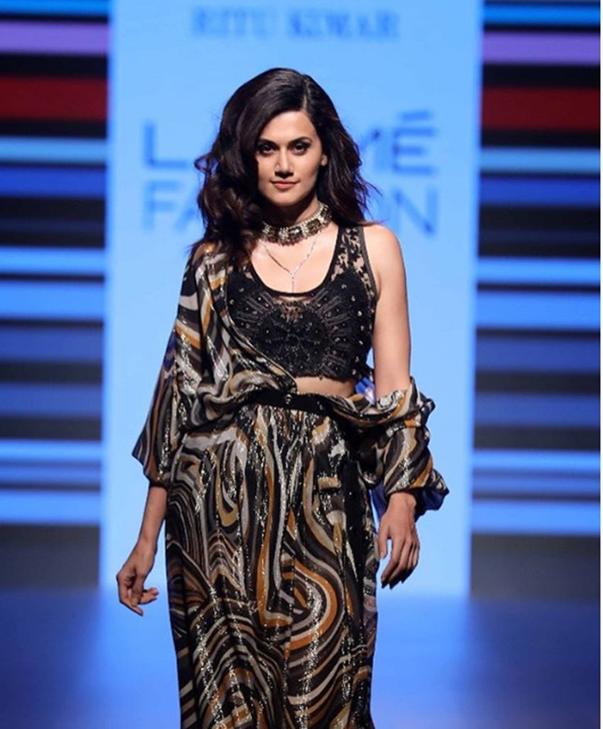 Lakme Fashion Week 2018, Kriti Sanon, Karan Johar, Sonakshi Sinha, Yami Gautam, Tapsi Pannu, bollywood celebs walk on ramp in LFW, Lakme Fashion Week 2018 ramp walk, celebs walk on ramp in LFW, entertainment news, bollywood news, bollywood news, entertainment, entertainment news, bollywood news, bollywood news, entertainment news