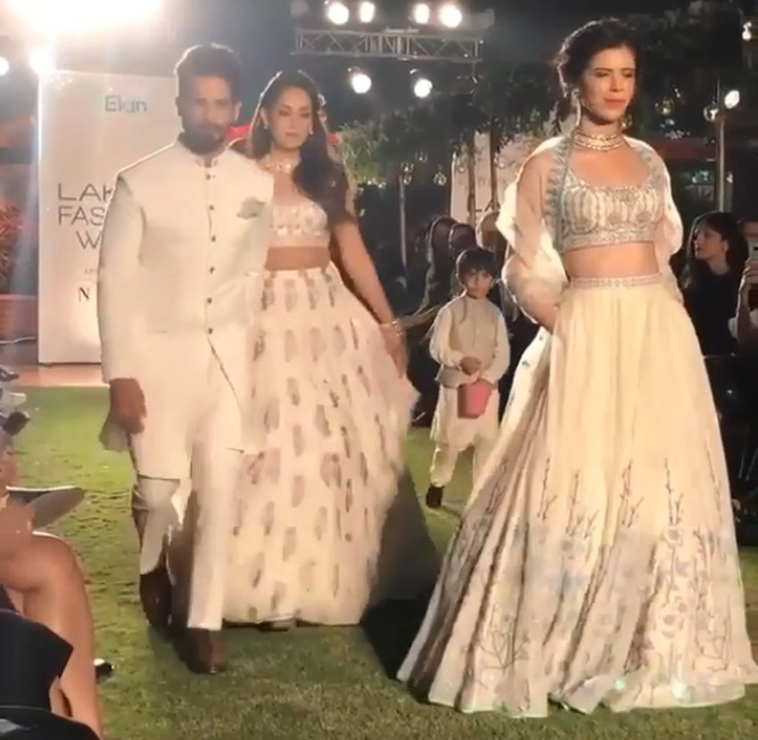 Lakme Fashion Week 2018: शाहिद कपूर के साथ पहली बार रैंप पर उतरीं पत्नी मीरा राजपूत, देखें तस्वीरें