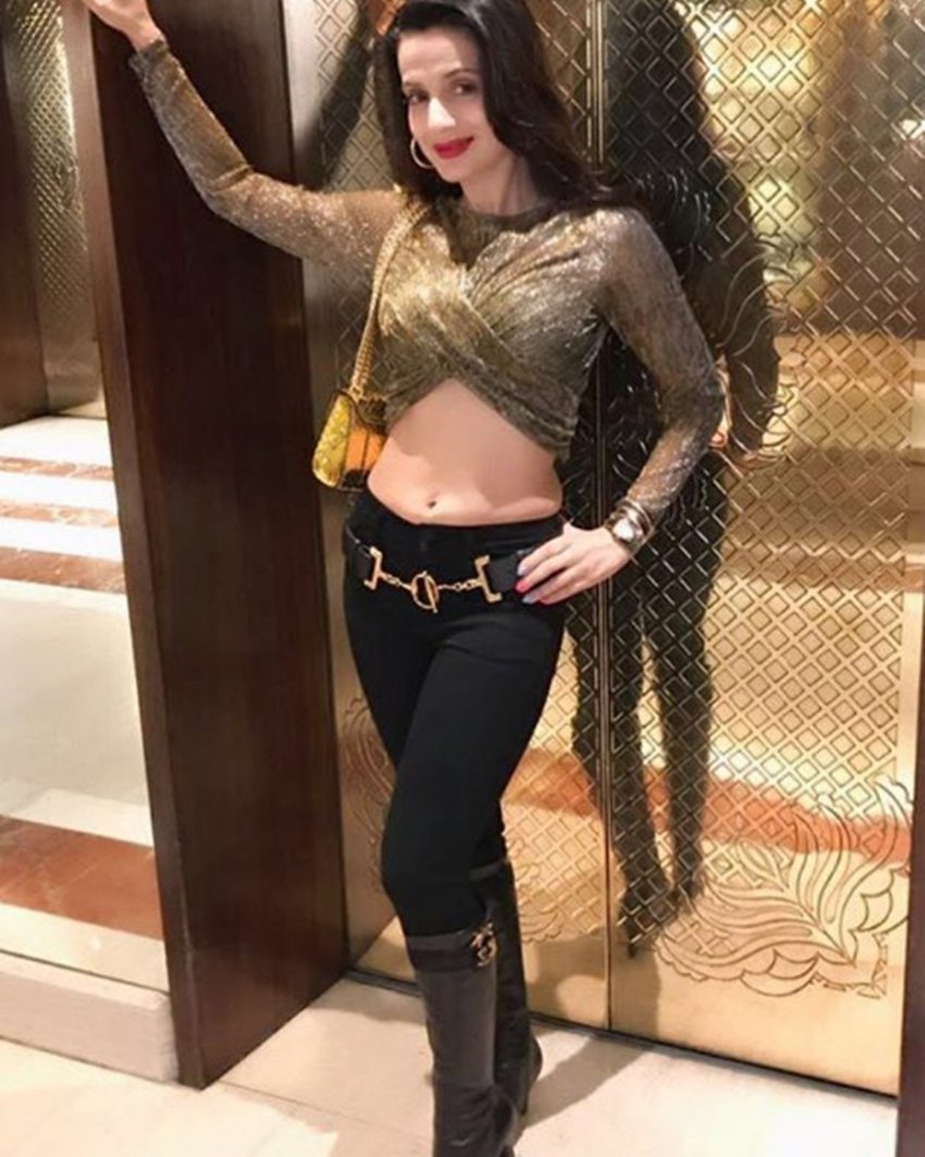 गोरखपुर में एक ज्वैलरी स्टोर के लॉन्च में पहुंचीं अमीषा पटेल के साथ भी बदतमीजी हुई। शॉप में एंटर करते ही क्राउड ने उनके साथ छेड़छाड़ करना शुरू कर दिया। इस दौरान अमीषा ने एक आदमी को चांटा भी जड़ दिया था।