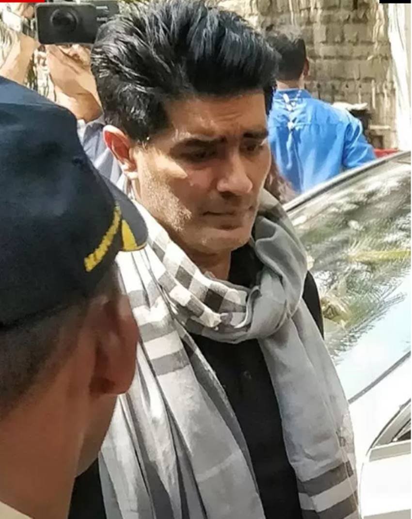 Sridevi Funeral: मुंबई पहुंचा श्रीदेवी का पार्थिव शरीर, घर पर उमड़ी बॉलीवुड की सबसे बड़ी हस्तियां