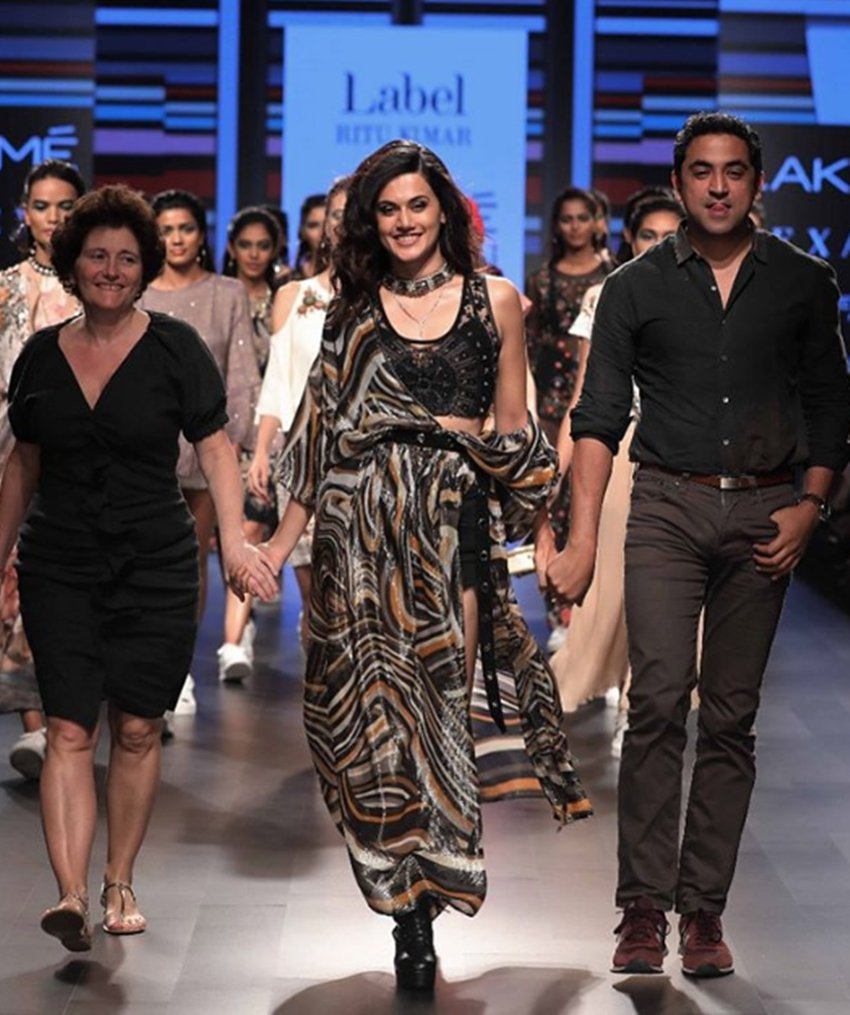 Lakme Fashion Week 2018, Kriti Sanon, Karan Johar, Sonakshi Sinha, Yami Gautam, Tapsi Pannu, bollywood celebs walk on ramp in LFW, Lakme Fashion Week 2018 ramp walk, celebs walk on ramp in LFW, entertainment news, bollywood news, bollywood news, entertainment, entertainment news, bollywood news, bollywood news, entertainment news