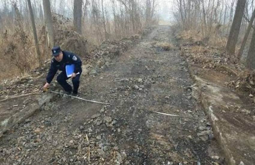 चोरी हुई सड़क का मुआयना करती पुलिस।