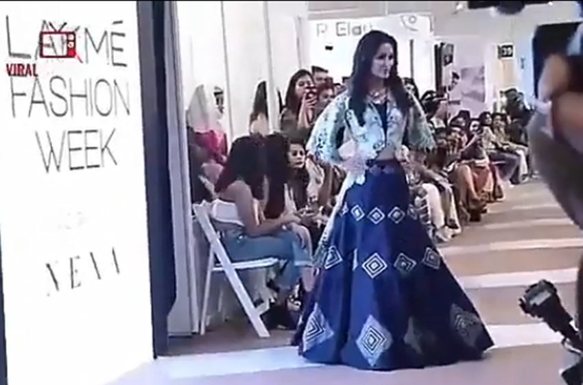 Lakme Fashion Week 2018, Bigg Boss ex contestant, Bigg Boss ex contestant Hina Khan, Bigg Boss ex contestant walk on ramp in Lakme Fashion Week 2018, see pictures of hina khan, hina khan walk on ramp in Lakme Fashion Week 2018, hina khan in Lakme Fashion Week 2018, Kriti Sanon, Karan Johar, Sonakshi Sinha, Yami Gautam, Tapsi Pannu, bollywood celebs walk on ramp in LFW,Lakme Fashion Week 2018 ramp walk, celebs walk on ramp in LFW, entertainment news, bollywood news, bollywood news, entertainment, entertainment news, bollywood news, bollywood news, entertainment news