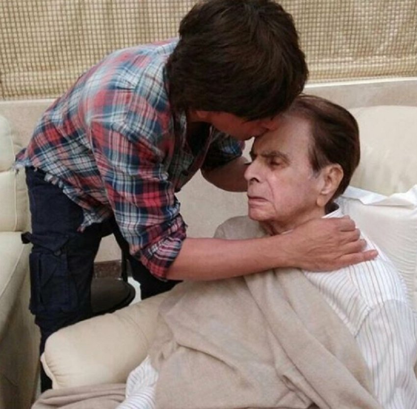 Dilip Kumar, Shah Rukh khan, dilip kumar son, shah rukh khan visit to dilipkumar place,bollywood news, television news, entertainment news in hindi, bollywood news