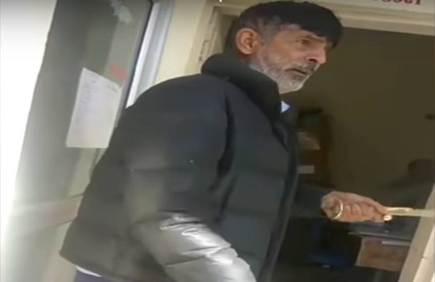 बिजली विभाग के दफ्तर में तलवार लेकर घुसा शख्स।