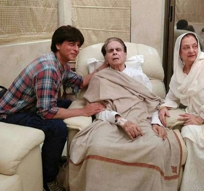 Dilip Kumar, Shah Rukh khan, dilip kumar son, shah rukh khan visit to dilipkumar place,bollywood news, television news, entertainment news in hindi, bollywood news
