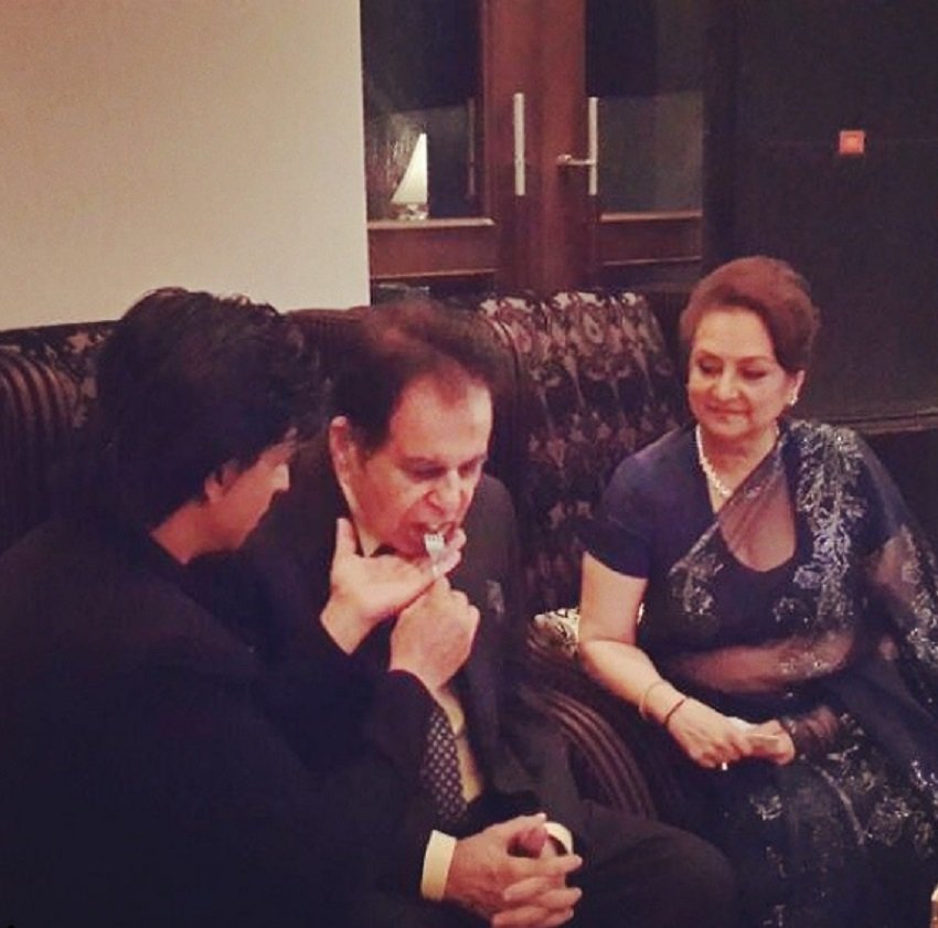 Dilip Kumar, Shah Rukh khan, dilip kumar son, shah rukh khan visit to dilipkumar place,bollywood news, television news, entertainment news in hindi, bollywood news