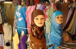 मुस्लिम महिलाओं पर दारुल उलूम का फतवा- गैर मर्दों से चूड़ी पहनना नाजायज और गुनाह