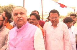 यूपी: भरी सभा में योगी आदित्य नाथ के मंत्री पर भड़क गया बीजेपी कार्यकर्ता, सुनाई खरी-खोटी