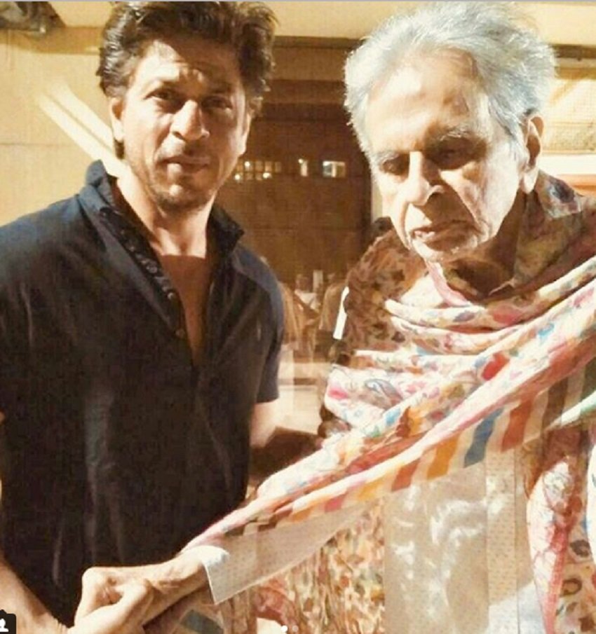 Dilip Kumar, Shah Rukh khan, dilip kumar son, shah rukh khan visit to dilipkumar place,bollywood news, television news, entertainment news in hindi, bollywood news