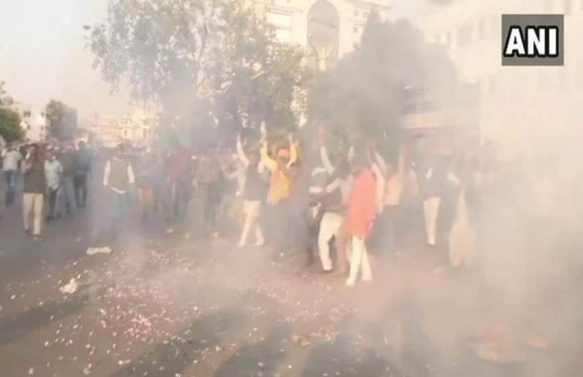 पटाखे फोड़ बीजेपी की हार का जश्न मनाते करणी सेना के कार्यकर्ता।